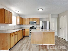 676 Blue Meadow Dr in Greenwood, IN - Building Photo - Building Photo