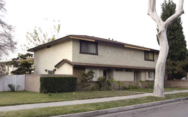 10627 La Reina Ave in Downey, CA - Foto de edificio - Building Photo