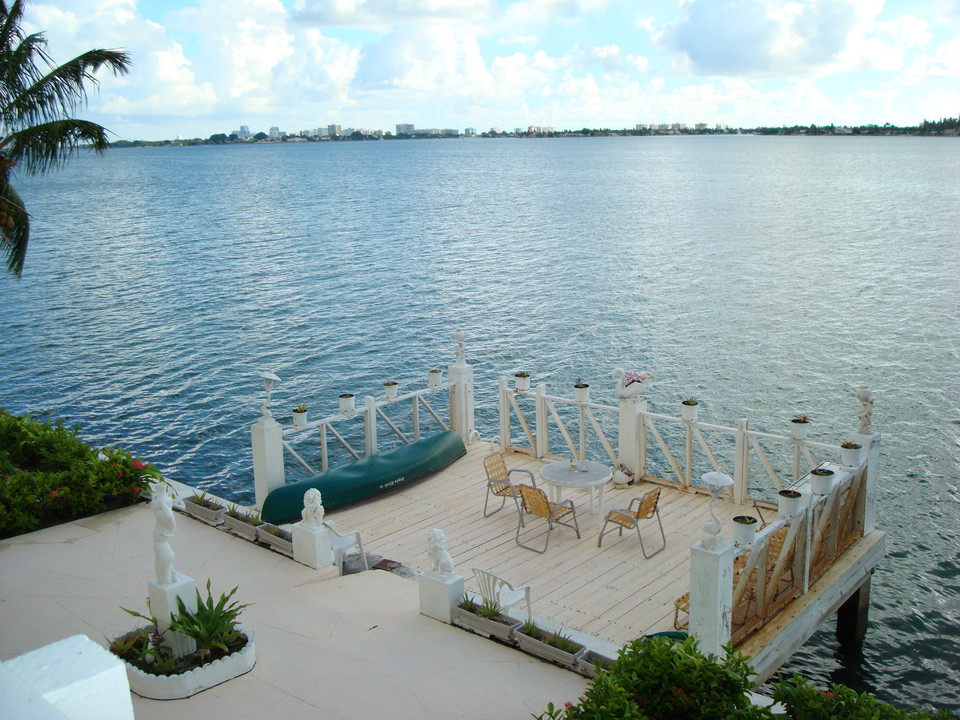 Waterfront Villas in North Bay Village, FL - Building Photo