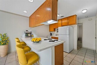 365 S Gilbert Ave in New Braunfels, TX - Building Photo - Building Photo