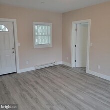 24 E 3rd St, Unit 5 in Waynesboro, PA - Foto de edificio - Building Photo