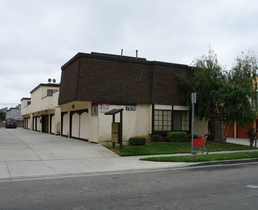 7916 Stark Dr in Huntington Beach, CA - Building Photo