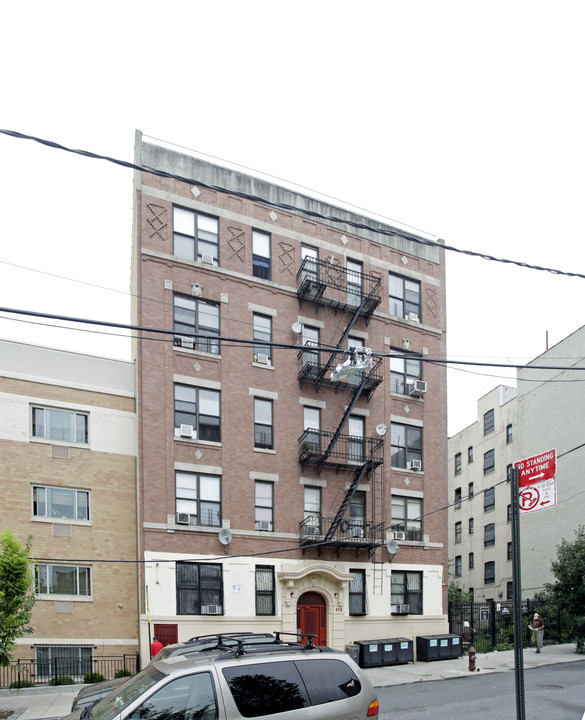 419-421 E 157th St in Bronx, NY - Foto de edificio