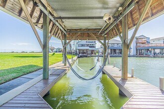 301 Commander Dr in Tiki Island, TX - Building Photo - Building Photo