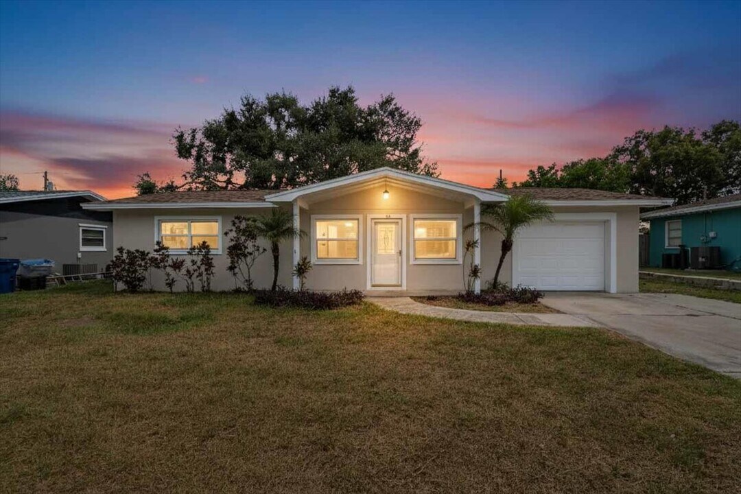 8793 113th St in Seminole, FL - Building Photo