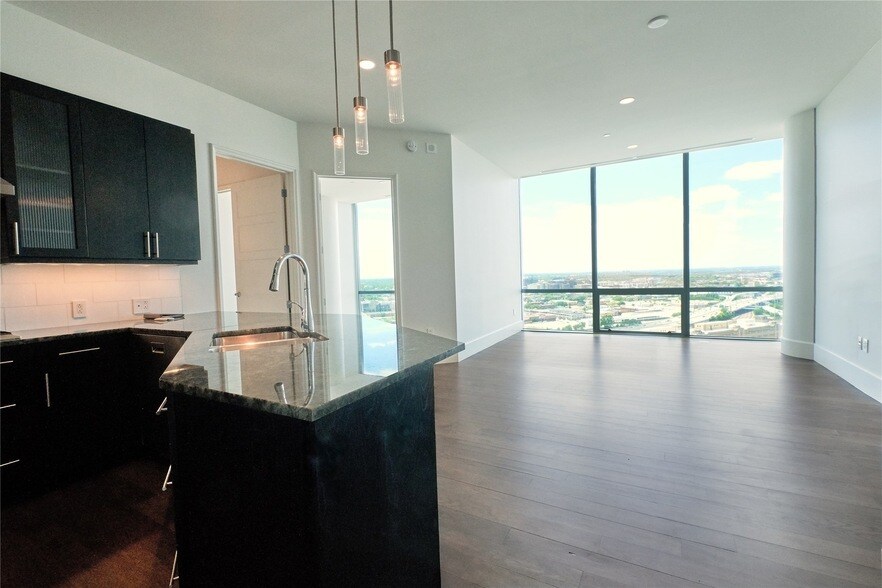 1301 Throckmorton St, Unit 2106 in Fort Worth, TX - Building Photo