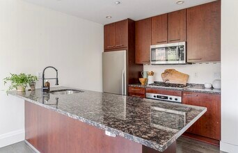 35 Fay St, Unit 401 in Boston, MA - Foto de edificio - Building Photo