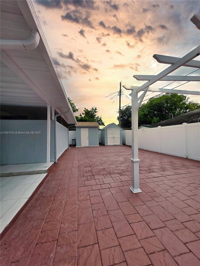 6120 Hayes St in Hollywood, FL - Building Photo - Building Photo