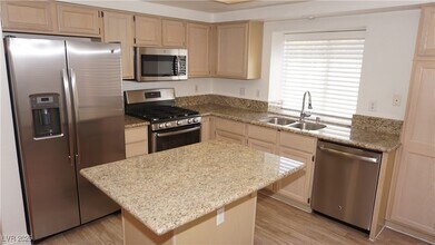 9341 Magic Flower Ave in Las Vegas, NV - Foto de edificio - Building Photo