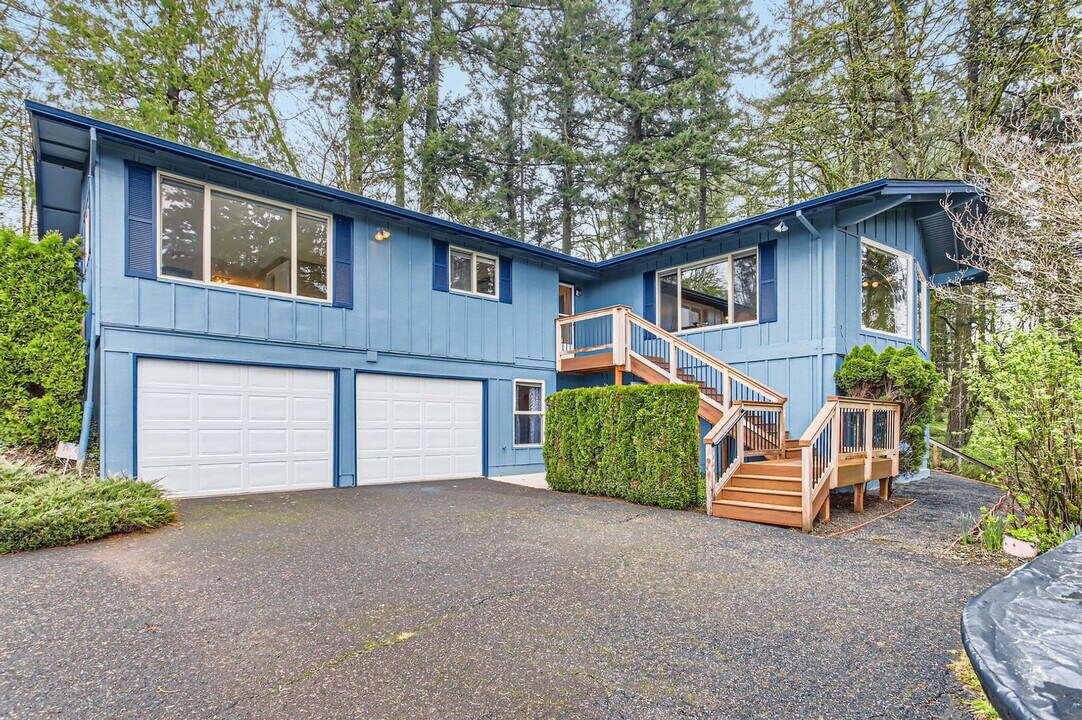 21240 S Wisteria Rd in West Linn, OR - Building Photo