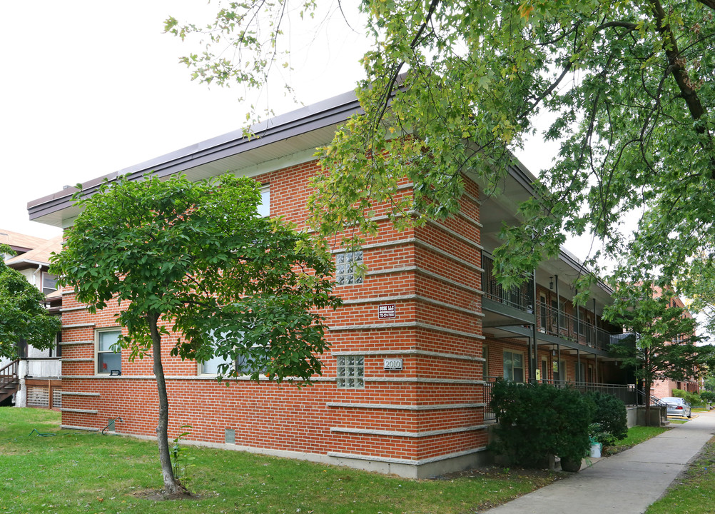 2010 W Touhy Ave in Chicago, IL - Building Photo