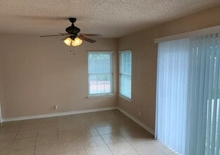 7915 Flower Trail in San Antonio, TX - Building Photo - Building Photo