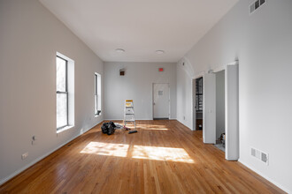 646 N Damen Ave, Unit 2r in Chicago, IL - Building Photo - Building Photo
