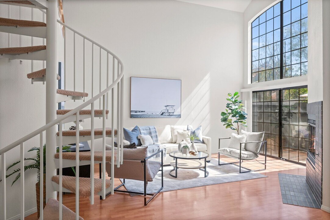 8 St Christophers Ln in Coronado, CA - Building Photo