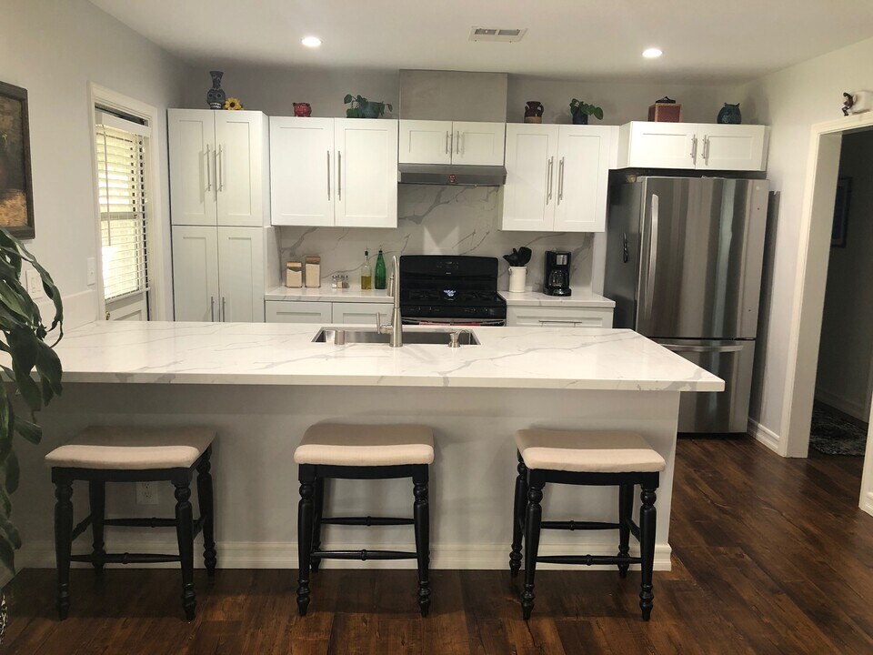 6601 Farralone Ave in Woodland Hills, CA - Building Photo