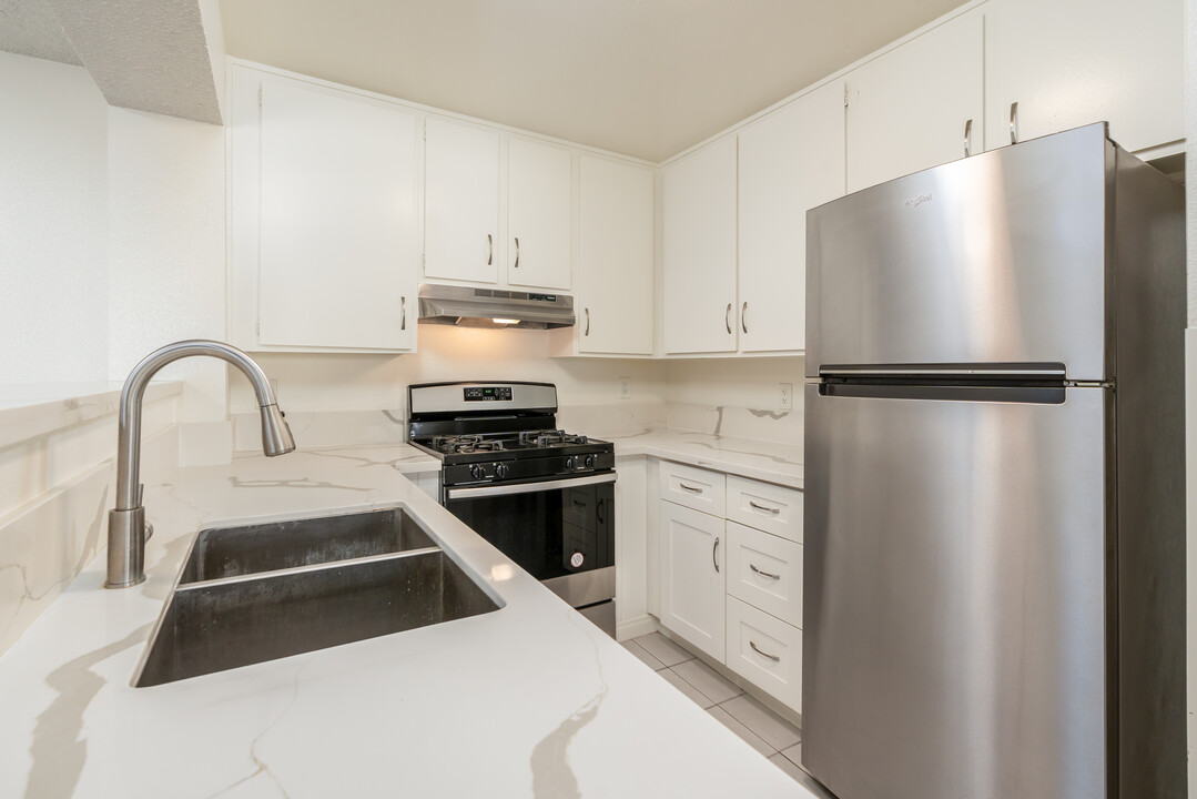 Hillside Villa Apartments in Los Angeles, CA - Building Photo