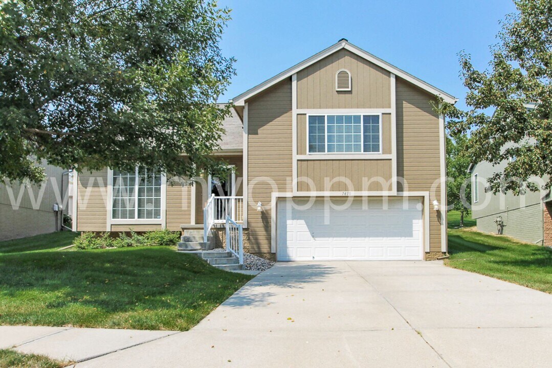 7410 N 77th Ave in Omaha, NE - Building Photo