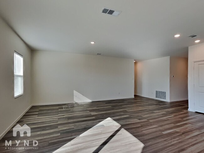 5549 Ladytown Ln in Crowley, TX - Foto de edificio - Building Photo