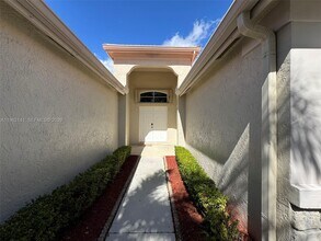 4273 Fox Ridge Dr in Weston, FL - Building Photo - Building Photo