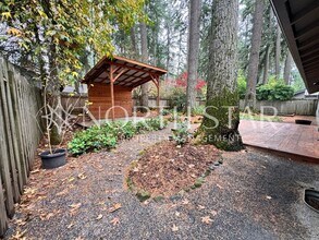 17401 Hill Way in Lake Oswego, OR - Foto de edificio - Building Photo