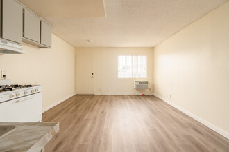 700 S Lake St in Burbank, CA - Building Photo - Interior Photo