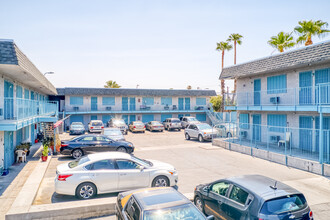 Fremont Palms Apartments in Las Vegas, NV - Building Photo - Building Photo