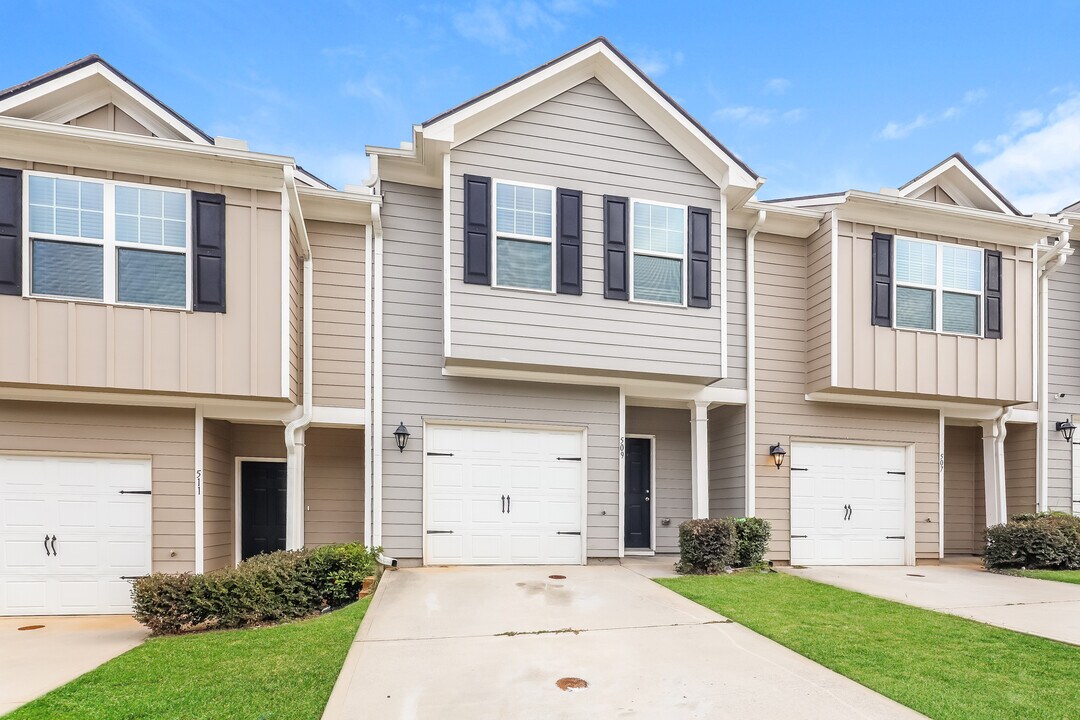 509 Highwood Ln in East Point, GA - Building Photo