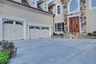 6709 Wooded Cove Ct in Flowery Branch, GA - Building Photo - Building Photo