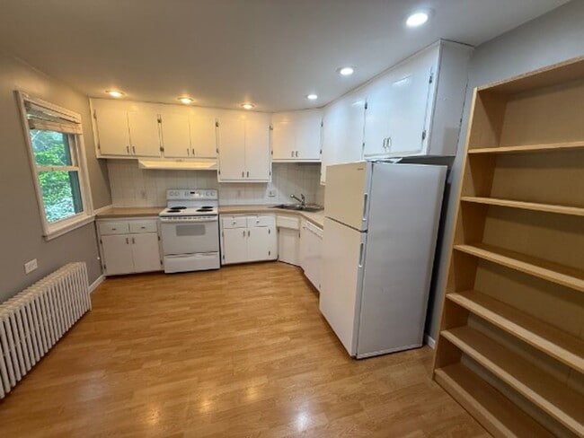 property at 2219 Como Ave