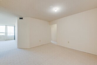 55 Skymark Dr in Toronto, ON - Building Photo - Building Photo