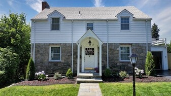 32 Biltmore Ave in Yonkers, NY - Building Photo