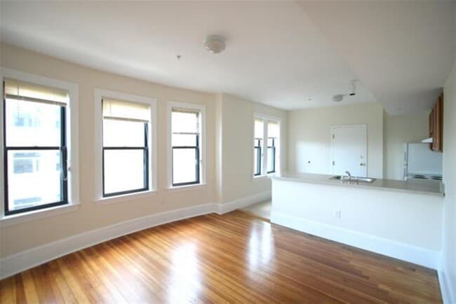 881 Massachusetts Ave in Cambridge, MA - Foto de edificio - Building Photo