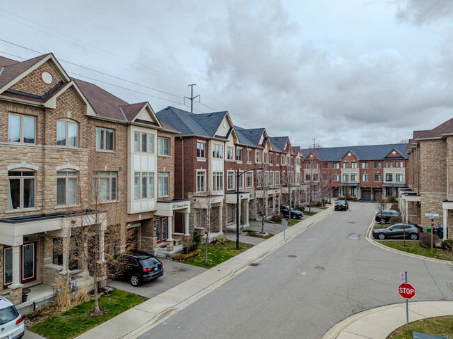 Ladycroft Terrace Townhomes in Mississauga, ON - Building Photo - Building Photo