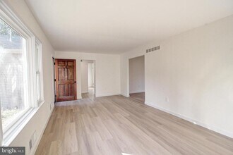 915 Shawnee Dr in Frederick, MD - Building Photo - Building Photo