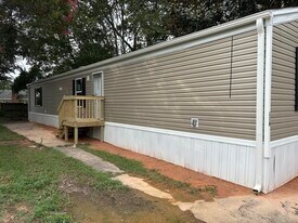 650 Strange Rd in Taylors, SC - Building Photo