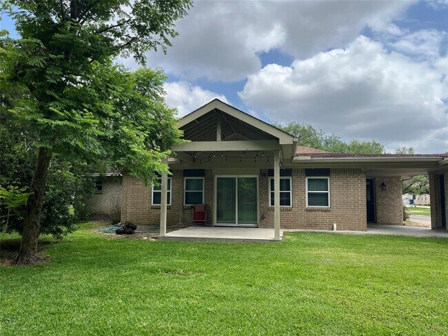 304 S Shadowbend Dr in Friendswood, TX - Building Photo - Building Photo