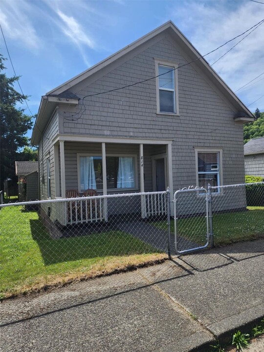 814 Perry Ave in Hoquiam, WA - Building Photo