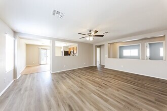 3033 W Desert Vista Trail in Phoenix, AZ - Foto de edificio - Building Photo