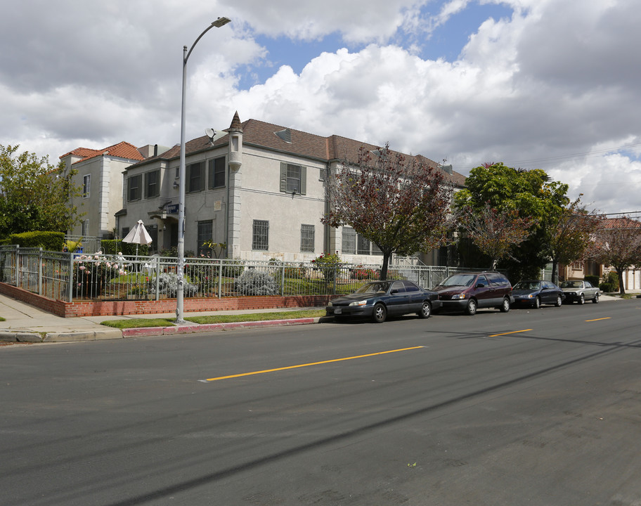 3053 San Marino St in Los Angeles, CA - Building Photo