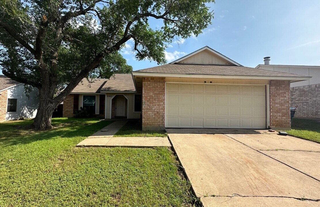 6963 Fallbrook Ct W in Fort Worth, TX - Building Photo
