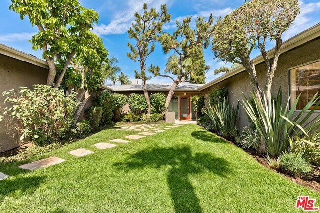 2670 Carmar Dr in Los Angeles, CA - Building Photo - Building Photo