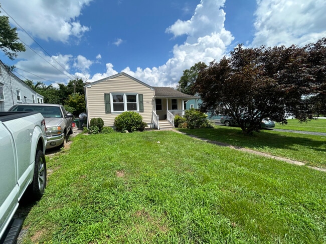 4921 Demaio Dr in Brookhaven, PA - Foto de edificio - Building Photo