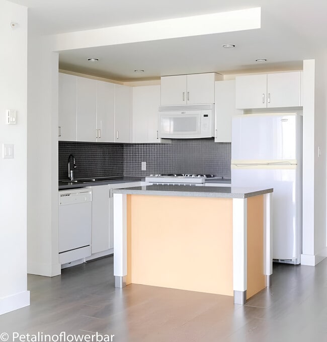 155 1st St W in North Vancouver, BC - Building Photo - Building Photo