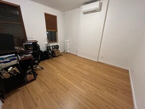 6055 Woodbine St in Ridgewood, NY - Building Photo - Building Photo