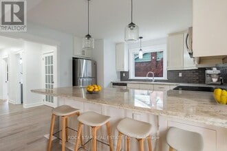 16 Wildewood Ave in Hamilton, ON - Building Photo - Building Photo