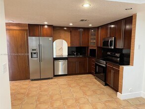 10245 SW 154th Cir Ct in Miami, FL - Foto de edificio - Building Photo