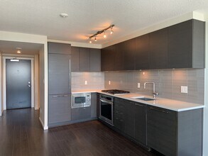 6658 Dow Ave in Burnaby, BC - Building Photo - Building Photo