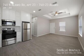 740 N Alamo Rd in Alamo, TX - Foto de edificio - Building Photo