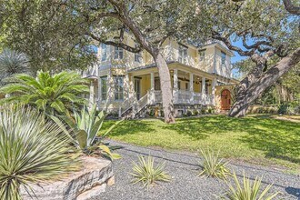 2390 W 8th St in Austin, TX - Building Photo - Building Photo