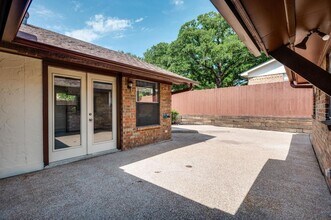 724 Toni Dr in Hurst, TX - Foto de edificio - Building Photo